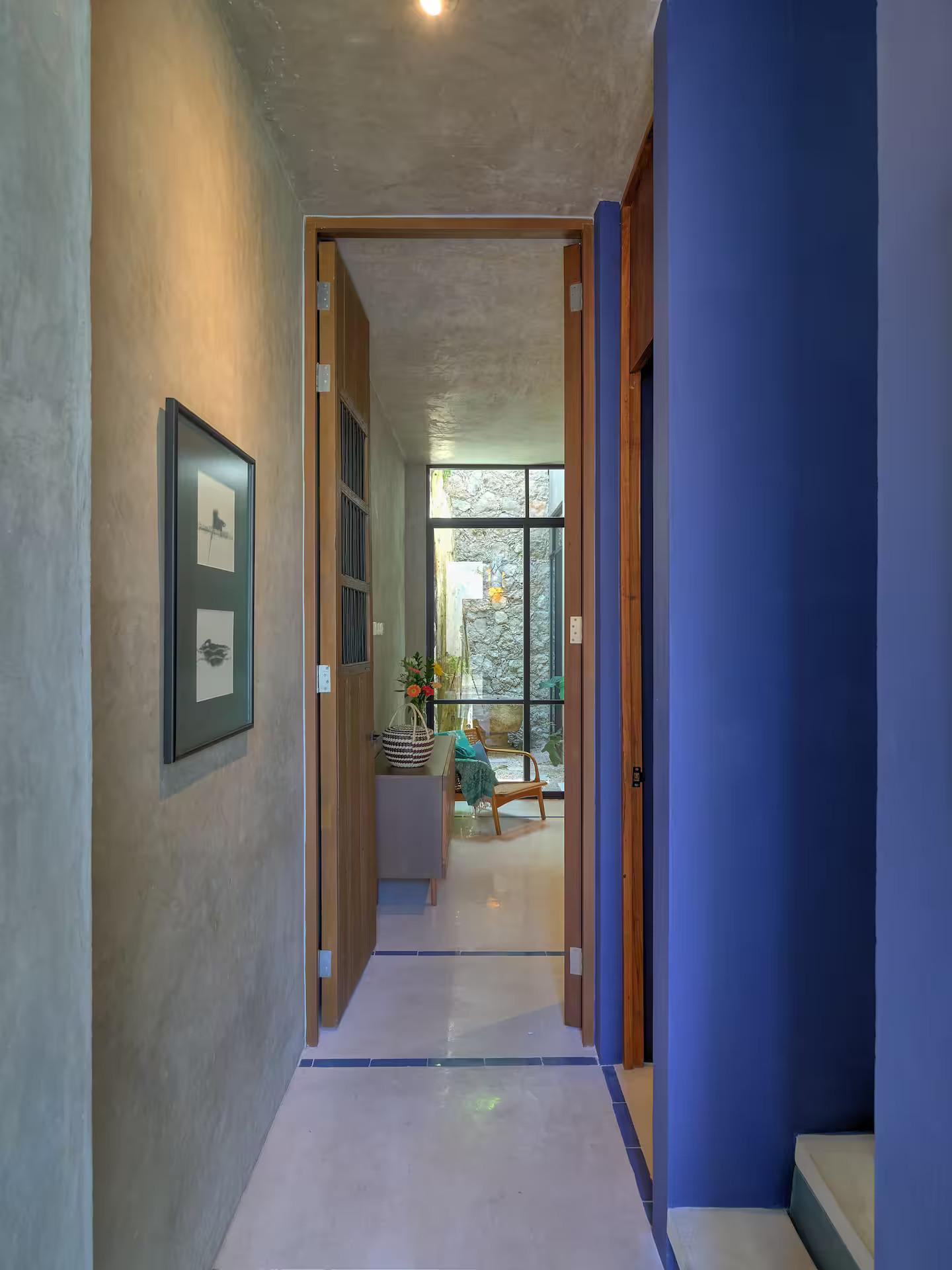 couloir mur bleu Majorelle maison Mexique Casa El Nido Santa Lucia couloir mur bleu Majorelle maison Mexique Casa El Nido Santa Lucia