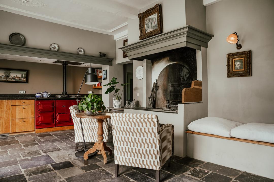 cuisine avec cheminée et piano de cuisson maison rénovée