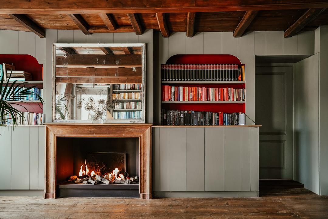 salon avec poutres et cheminée maison rénovée
