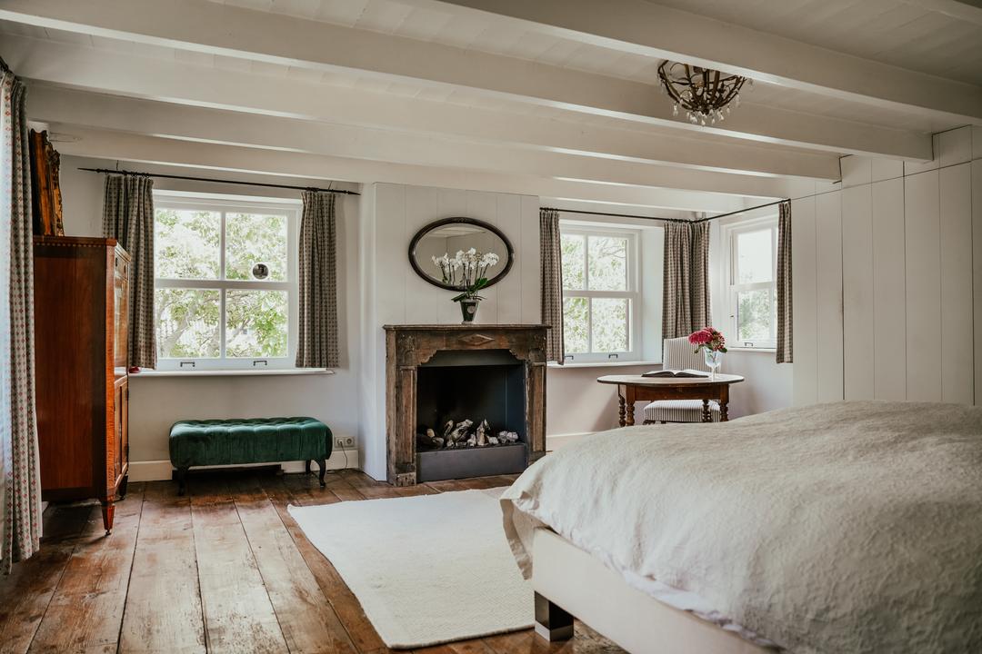 chambre avec poutres blanches maison rénovée
