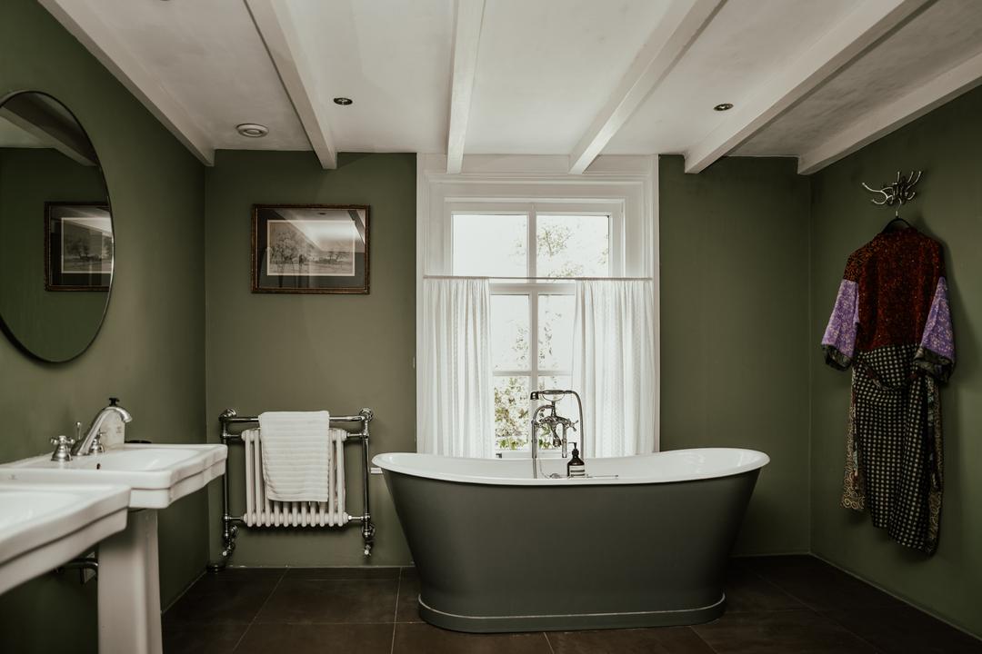 salle de bain rétro murs verts