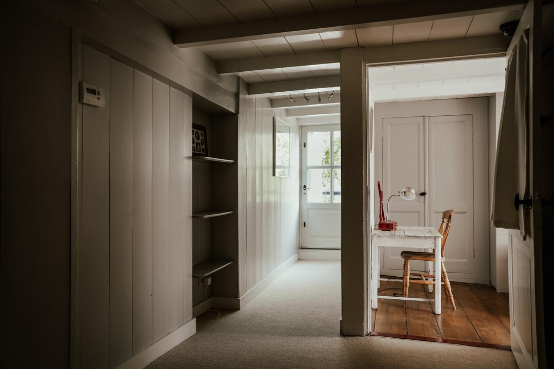 entrée maison mur bois