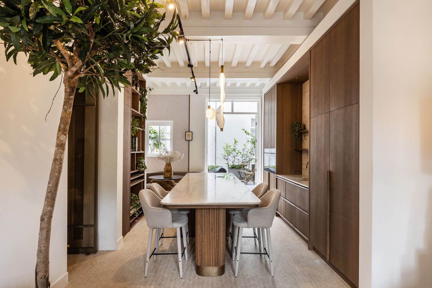 salle à manger avec poutres et cuisine ouverte décoration contemporaine salle à manger avec poutres et cuisine ouverte décoration contemporaine