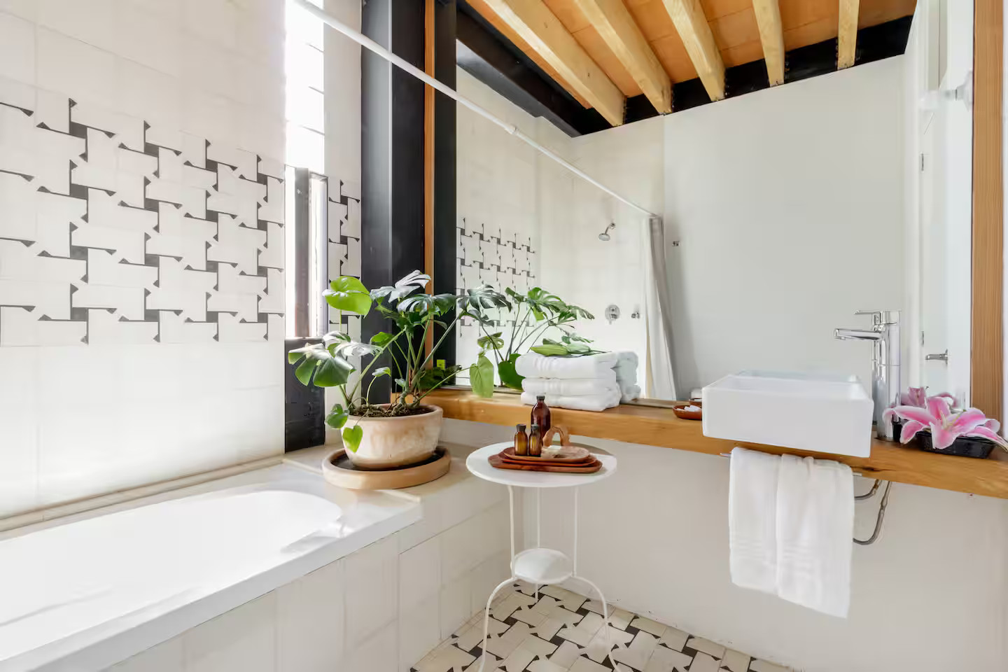 salle de bain blanche avec poutres salle de bain blanche avec poutres