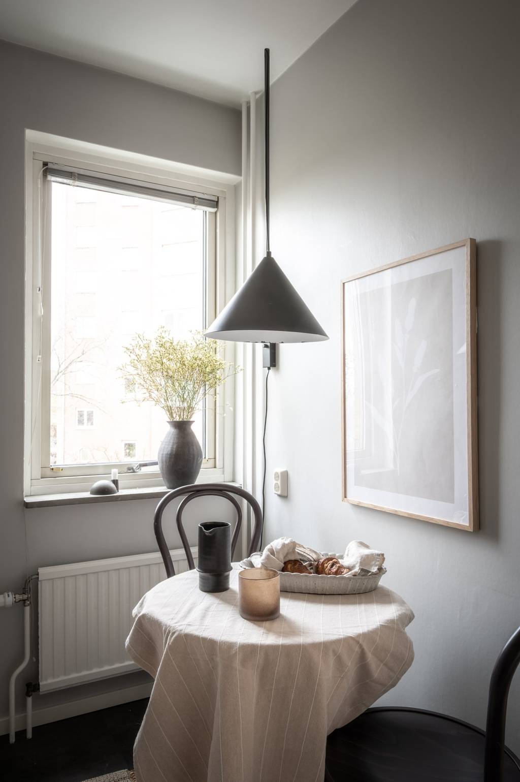 coin repas dans cuisine design blanche studio 35m2 décoration scandinave coin repas dans cuisine design blanche studio 35m2 décoration scandinave