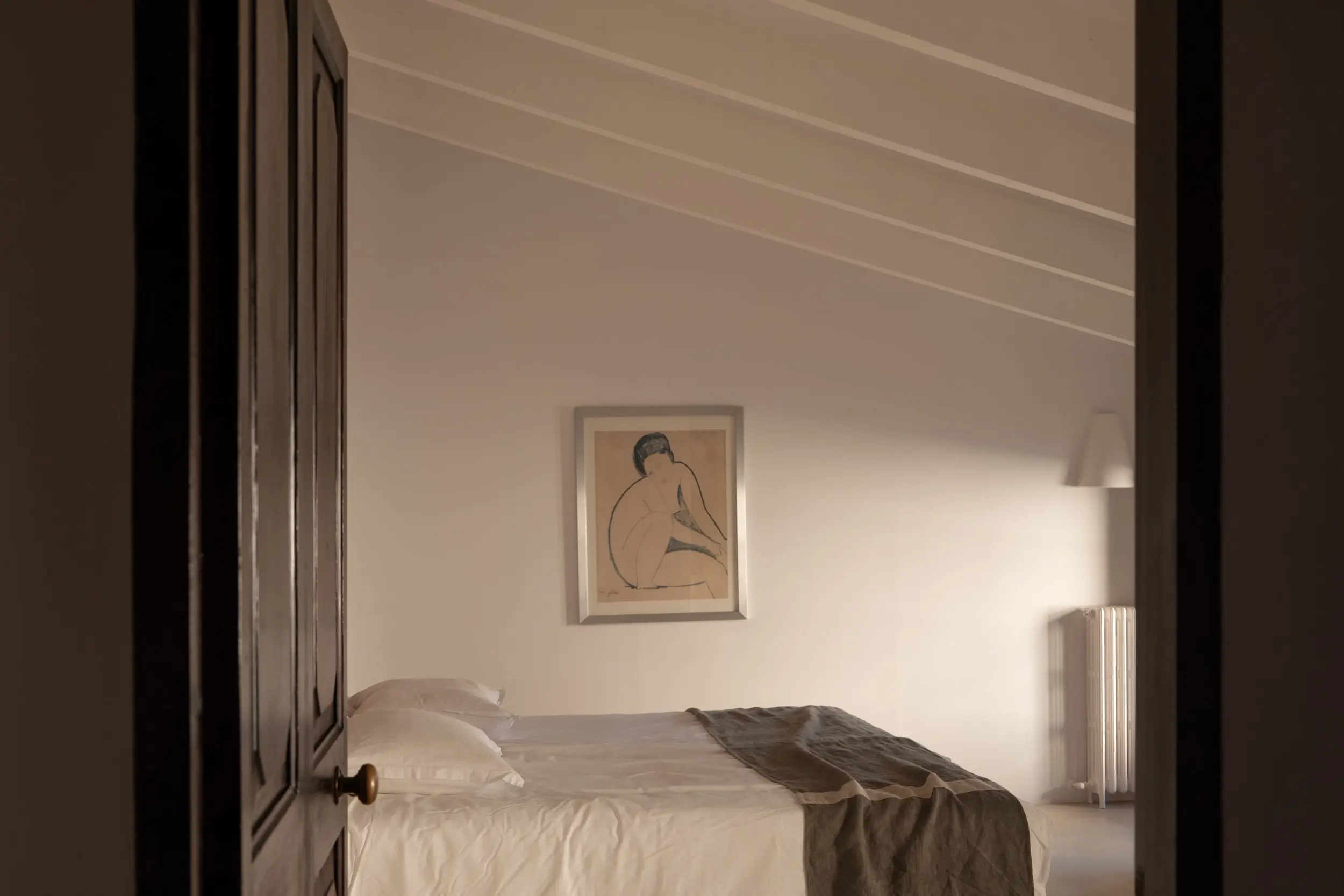 chambre avec poutres blanches