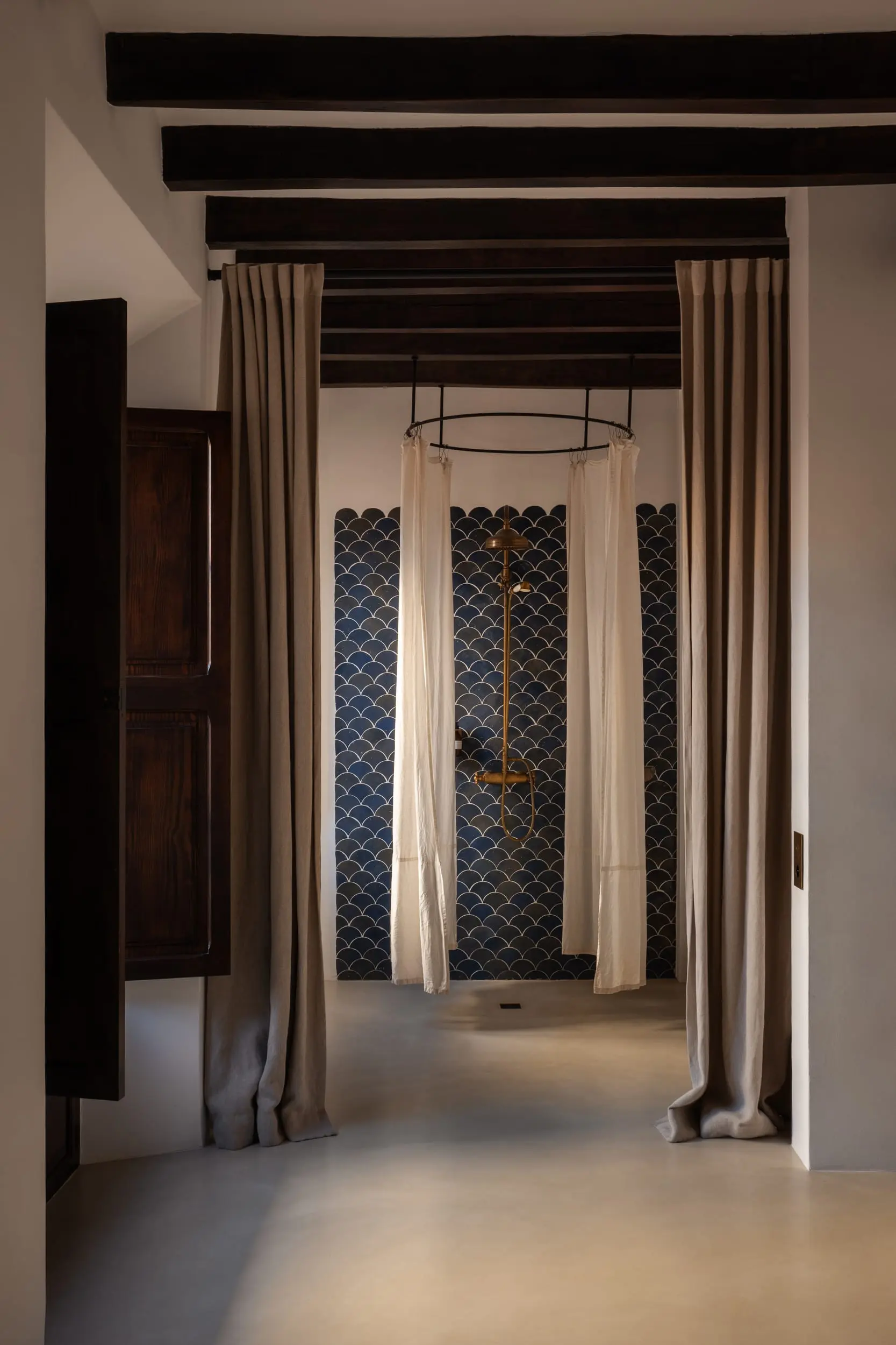 douche rétro carrelage bleu et poutres maison ancienne en pierres Majorque