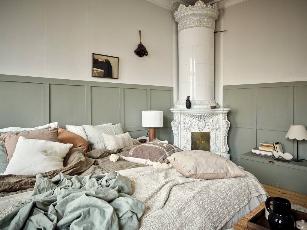 chambre décoration scandinave avec poêle en faïence ancien