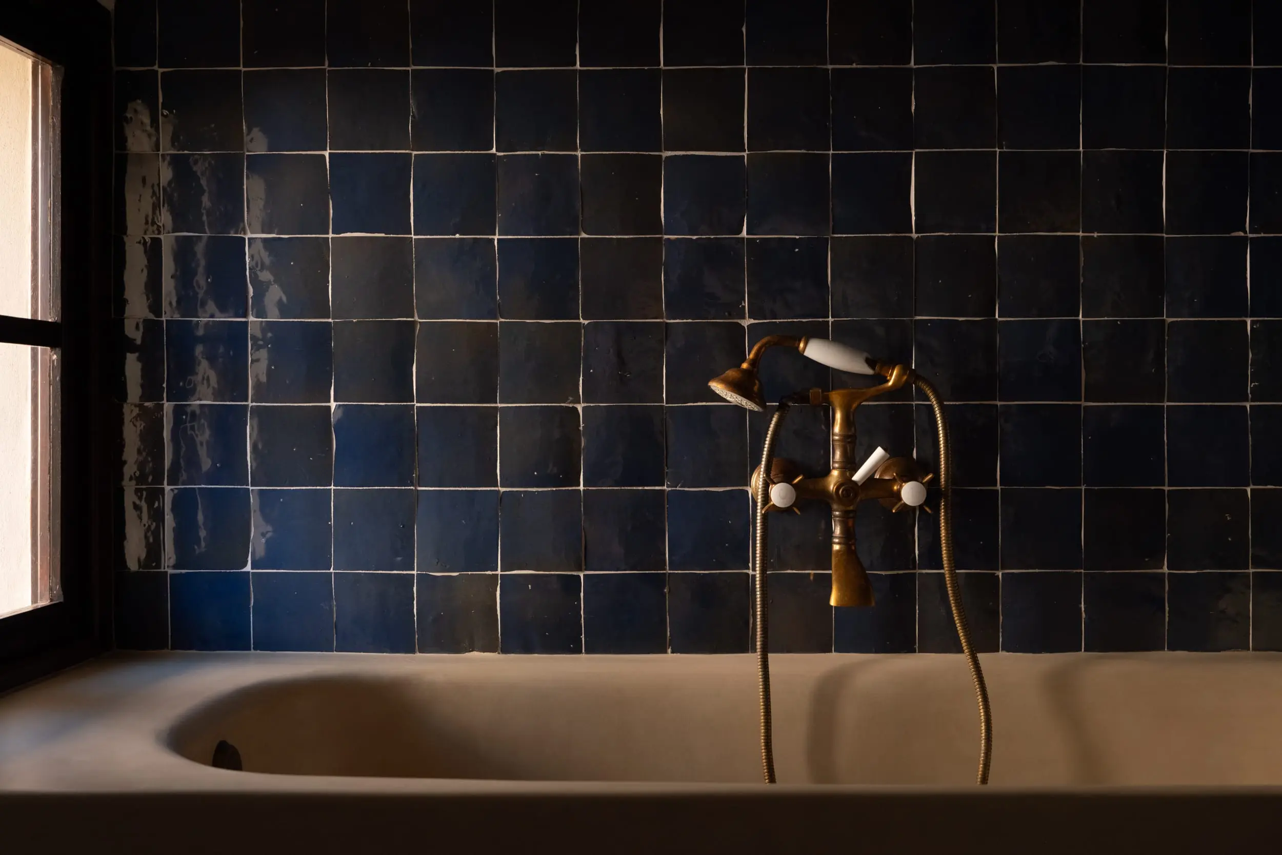 baignoire avec zelliges bleu marine