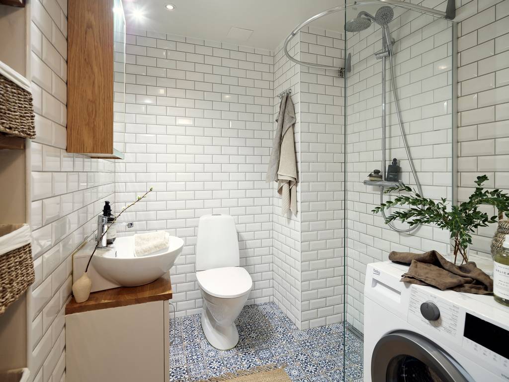 salle de bain bleue et blanche