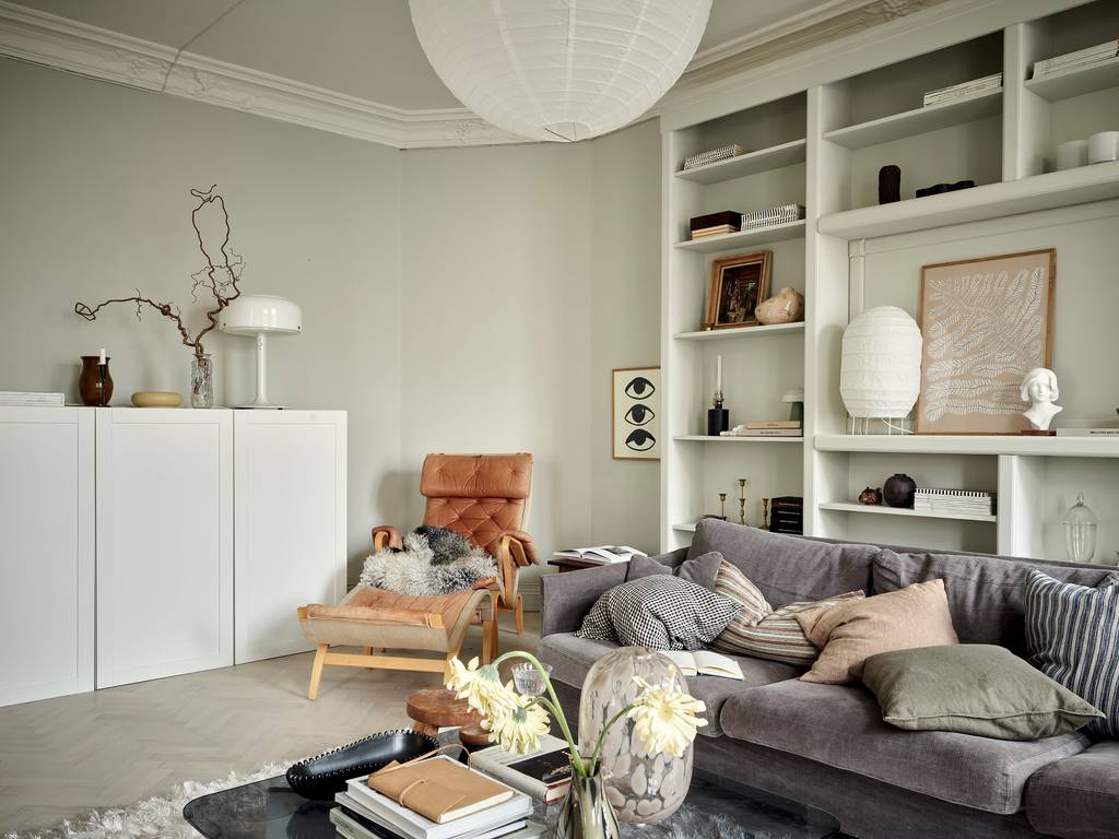 salon avec bibliothèque moulures et rosaces décoration scandinave appartement 80m2