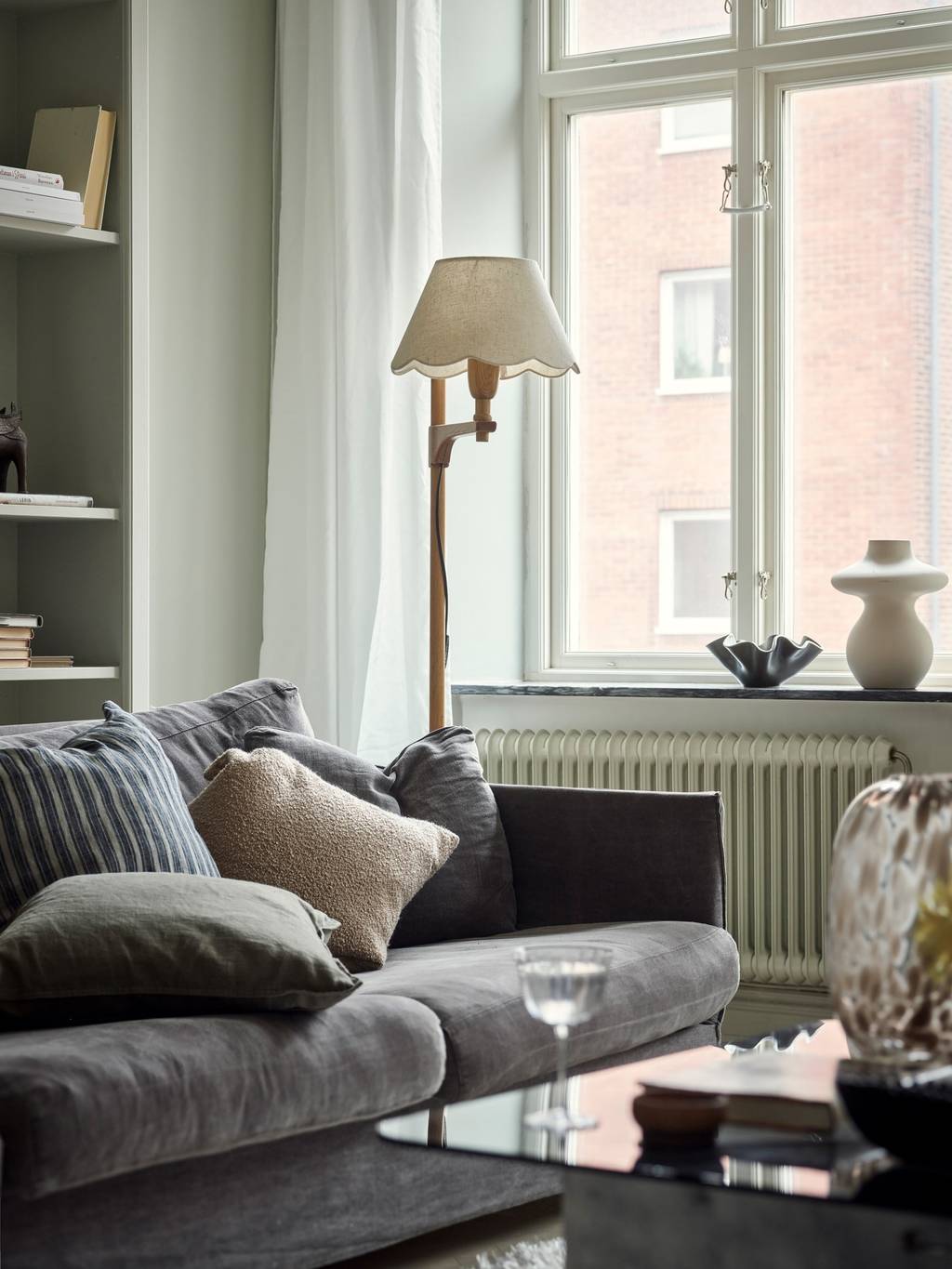 salon avec bibliothèque moulures et rosaces décoration scandinave appartement 80m2