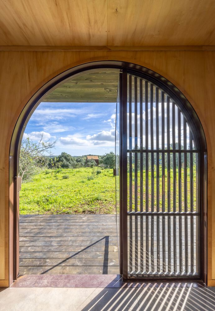 entrée porte cintrée maison container 27m2 par Madeiguincho