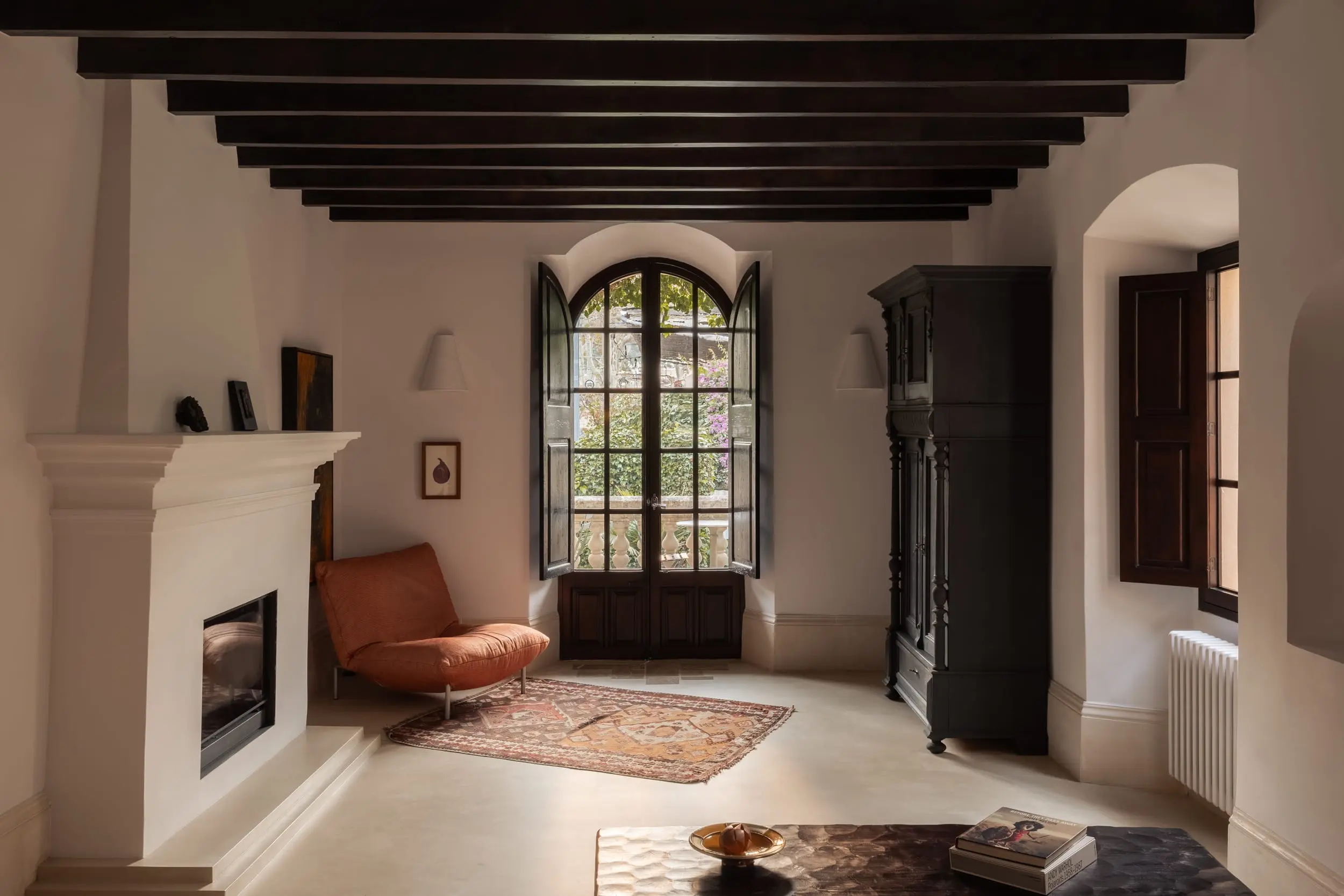 salon avec cheminée maison ancienne en pierres Majorque