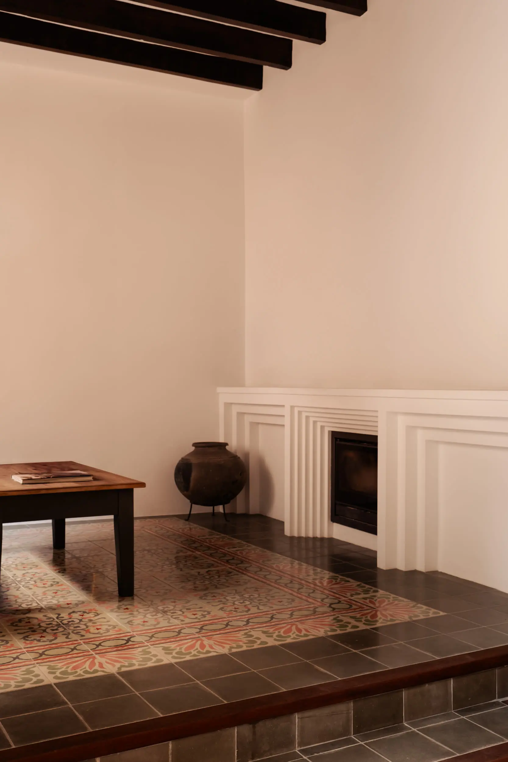 salon avec carreaux de ciment et poutres