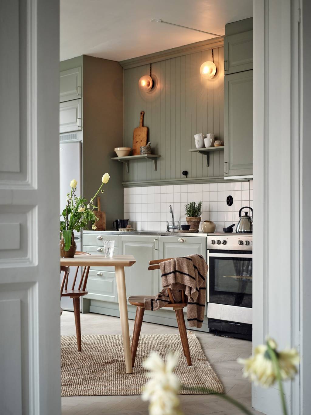 cuisine dinatoire vert sauge décoration scandinave appartement 80m2