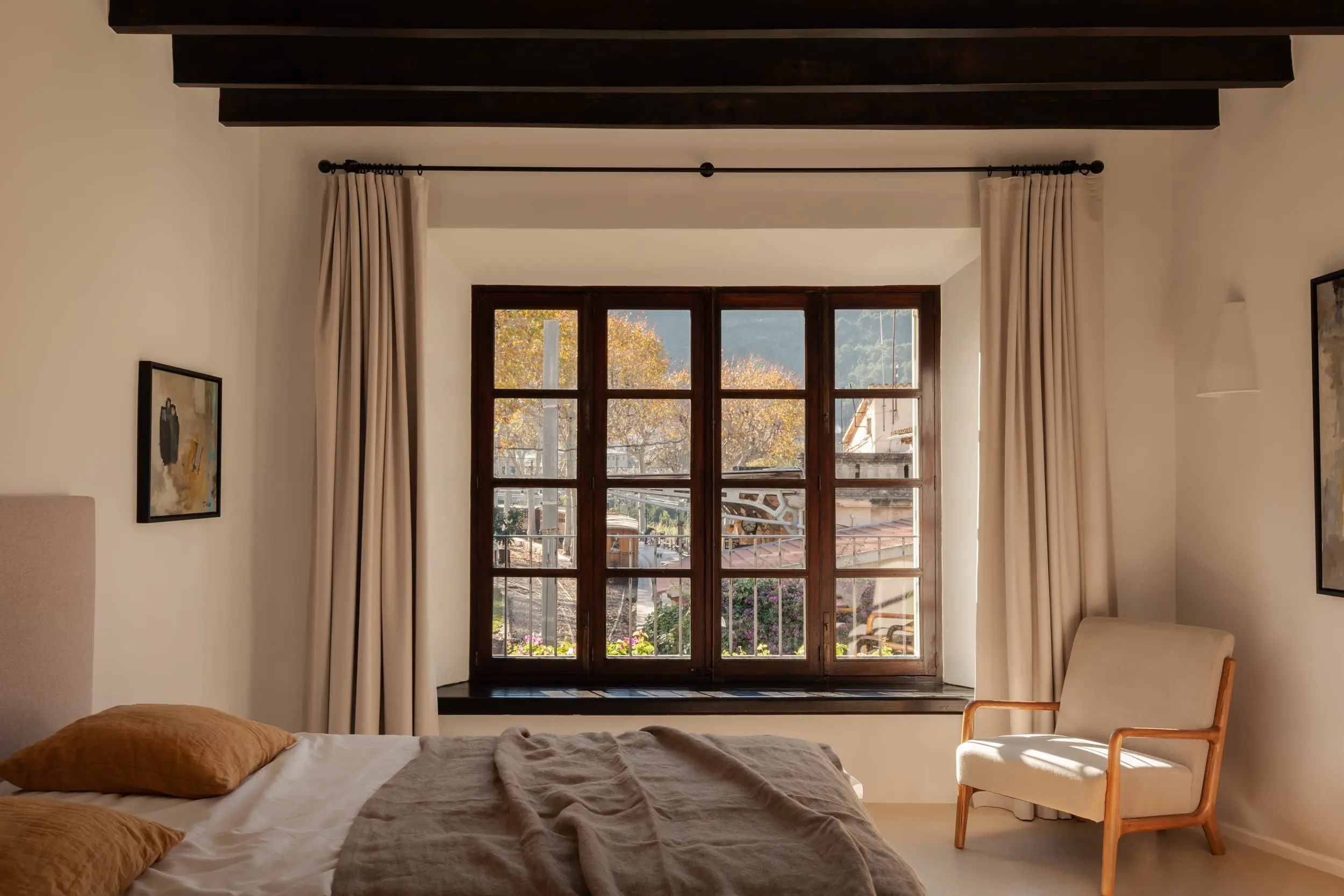 chambre avec poutres maison ancienne en pierres Majorque
