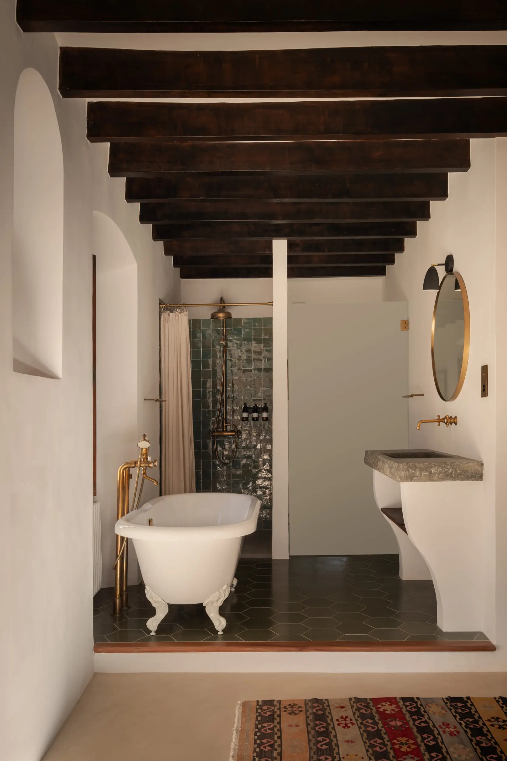 salle de bain rétro avec poutres maison ancienne en pierres Majorque