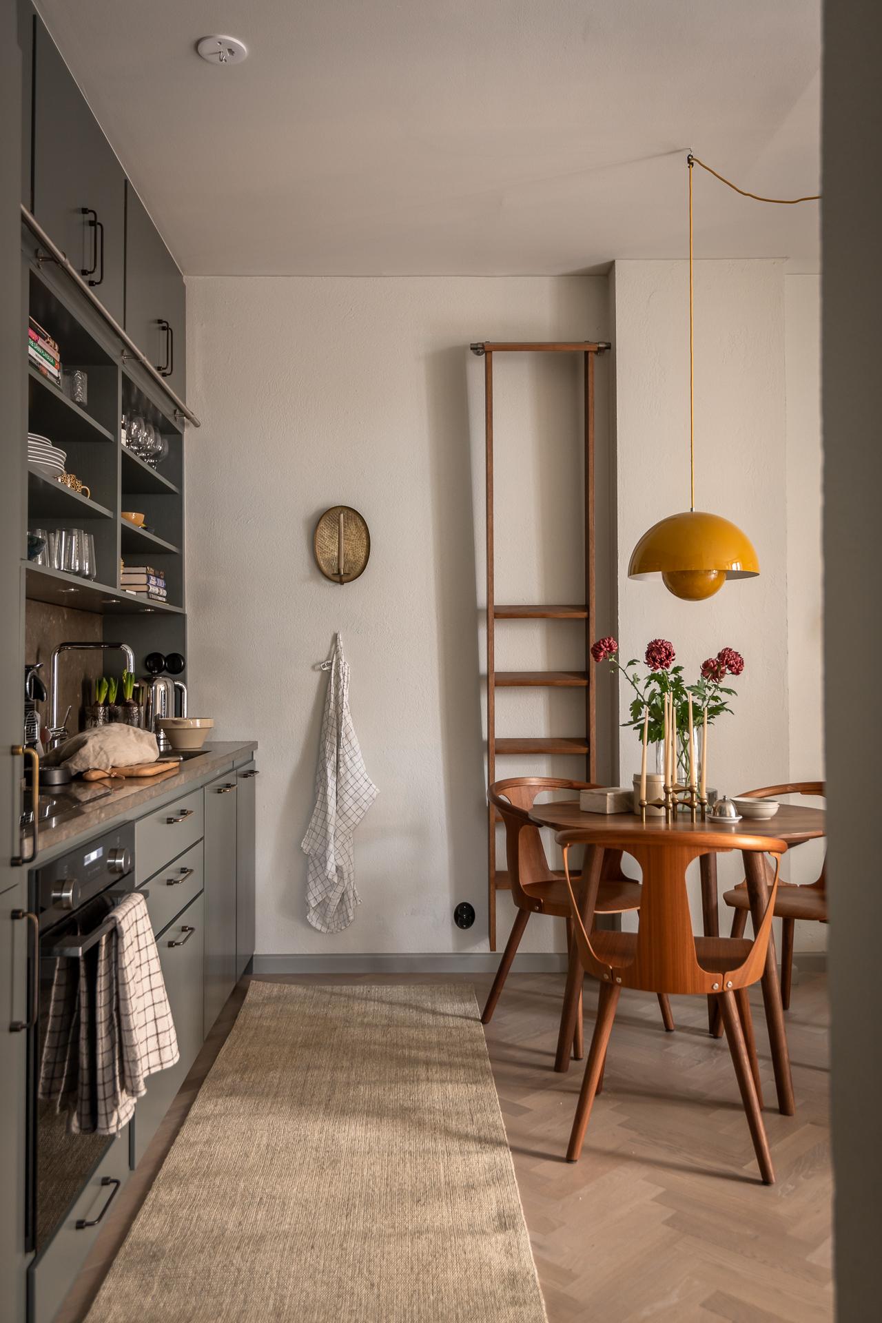 salle à manger et cuisine ouverte grise deux-pièces 31m2
