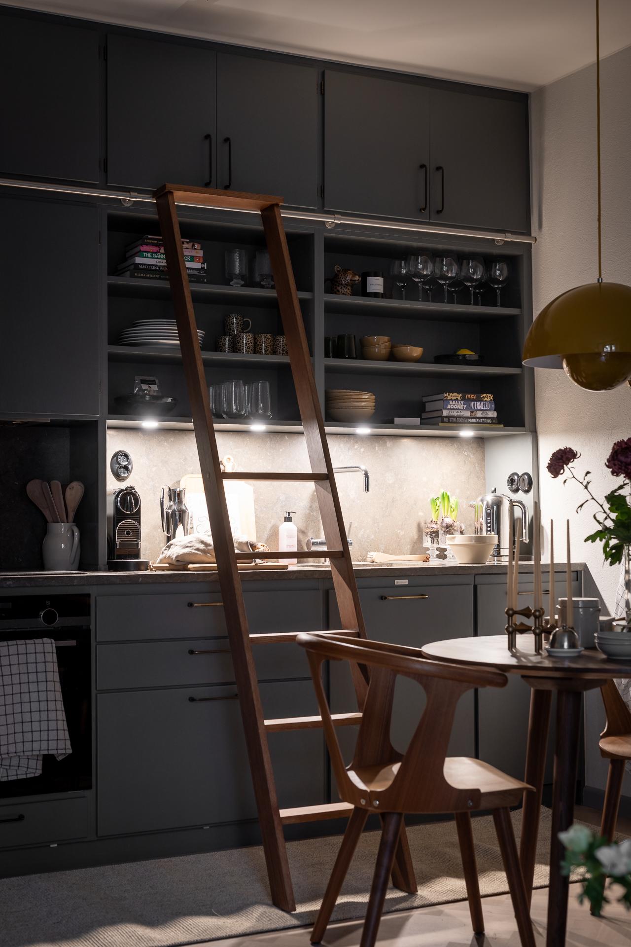 cuisine ouverte grise deux-pièces 31m2