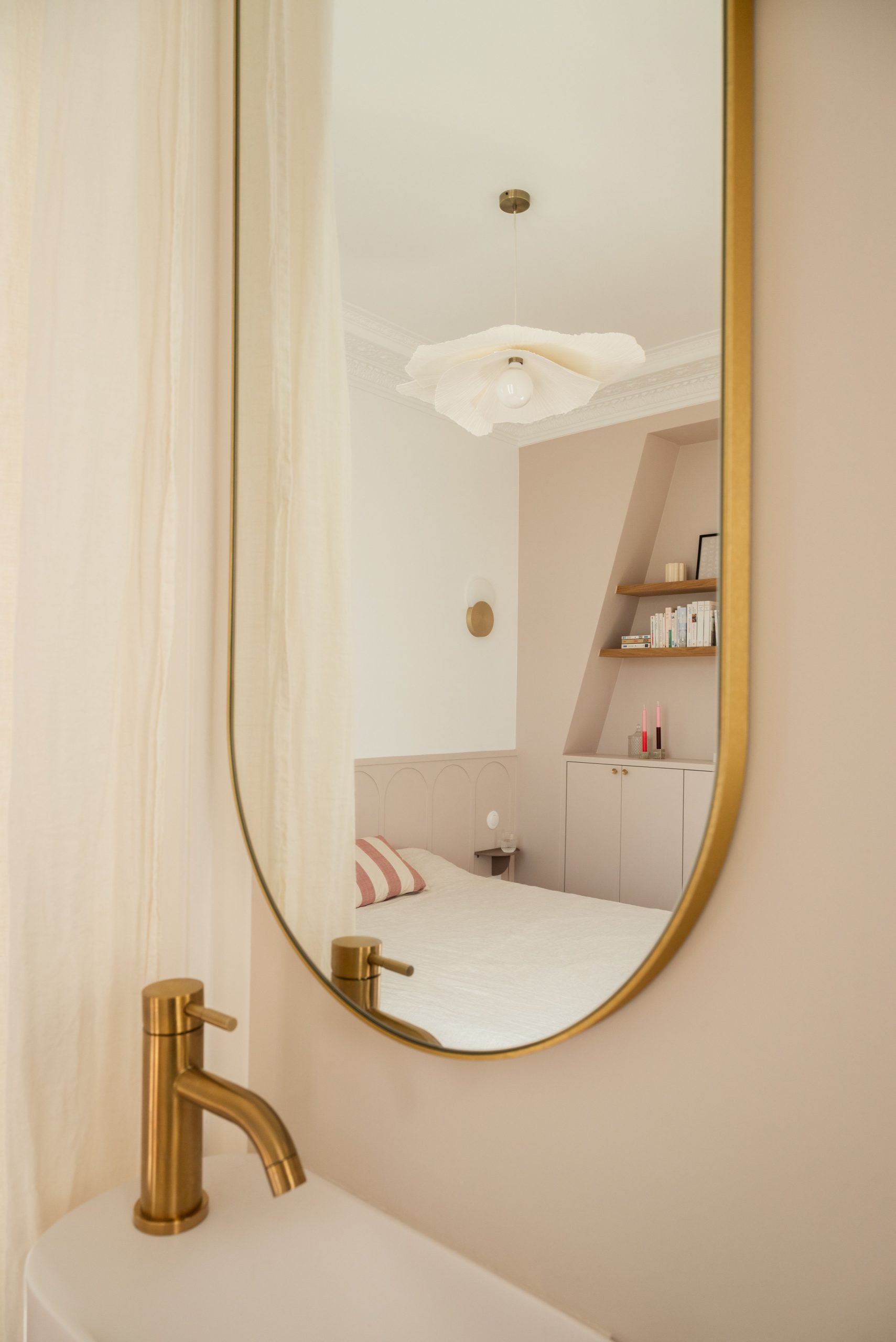 chambre avec salle de bain appartement haussmannien Photo: © Cassandre Favaro chambre avec salle de bain appartement haussmannien Photo: © Cassandre Favaro