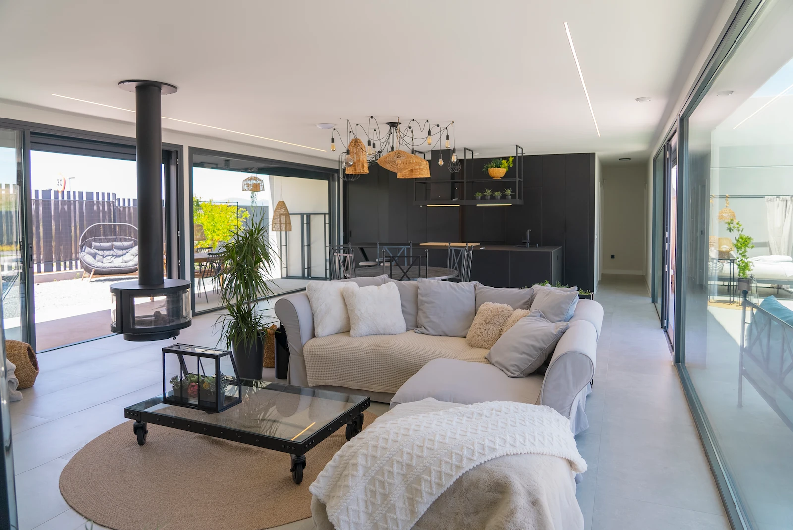 salon avec cheminée acier suspendue maison préfabriquée avec piscine salon avec cheminée acier suspendue maison préfabriquée avec piscine