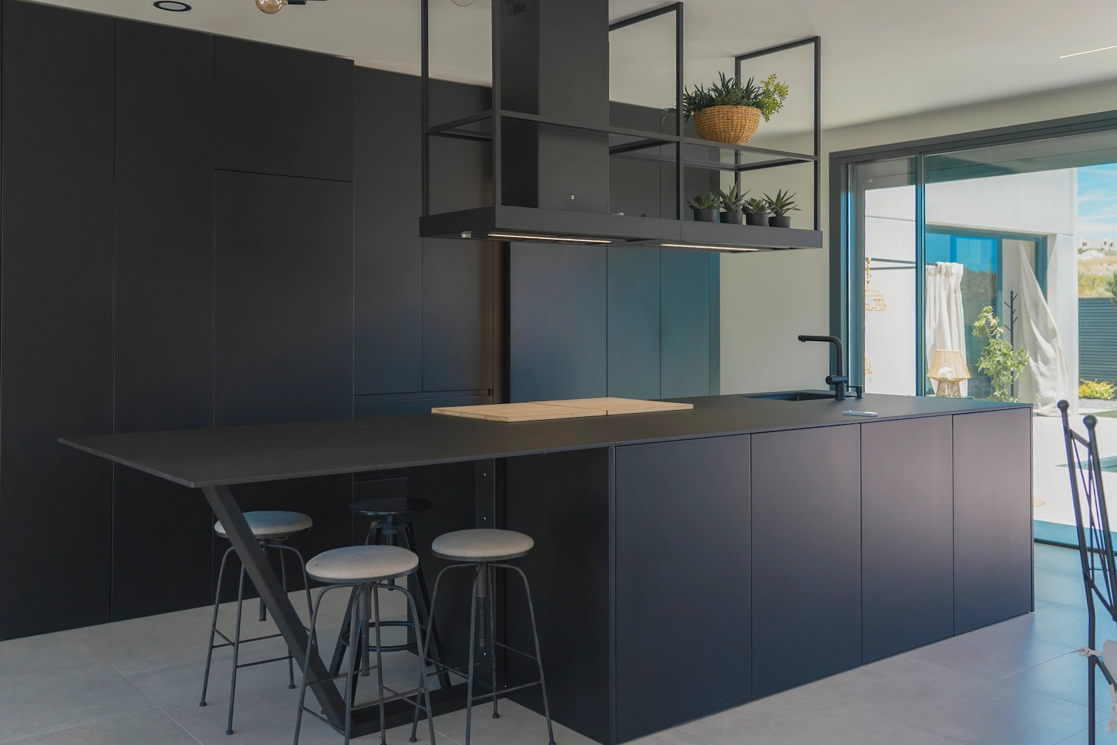 cuisine design noire maison préfabriquée avec piscine cuisine design noire maison préfabriquée avec piscine