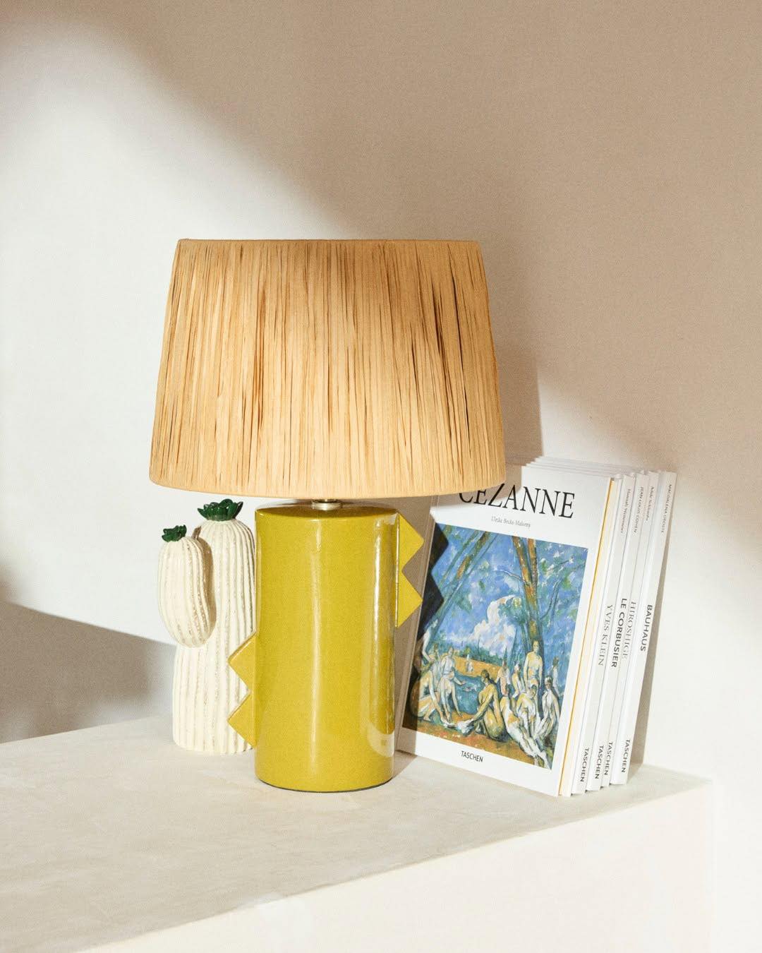 lampe pied jaune abat-jour raphia