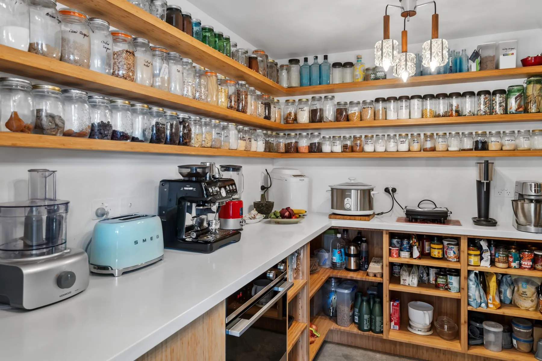 cuisine vintage avec étagères ouvertes