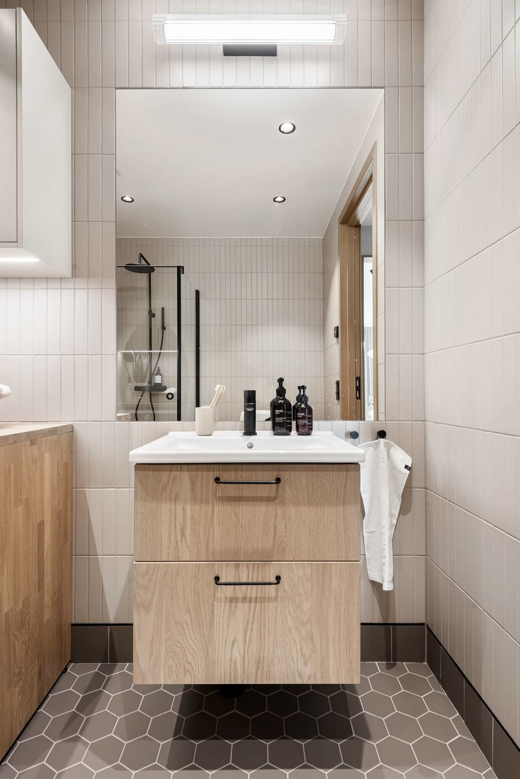 salle de bain blanche et bois