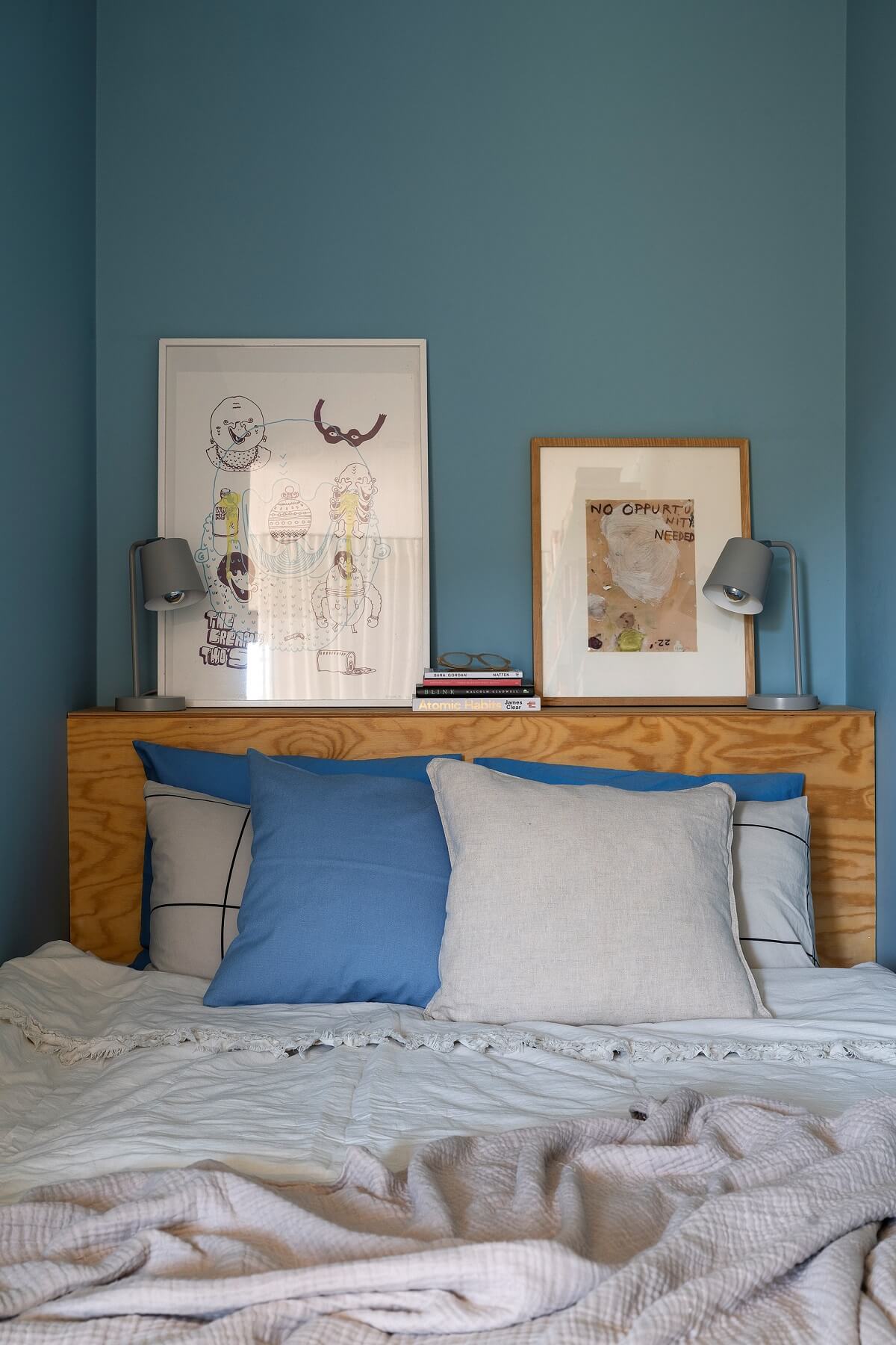 lit dans alcôve appartement de 87m2 à la décoration colorée