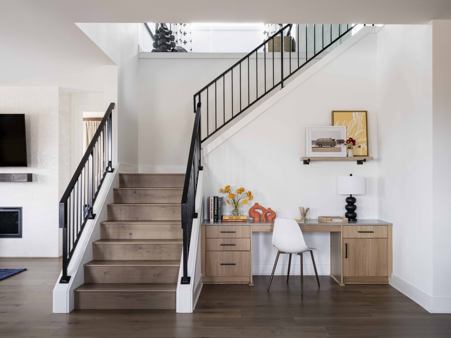 entrée avec escalier et bureau entrée avec escalier et bureau