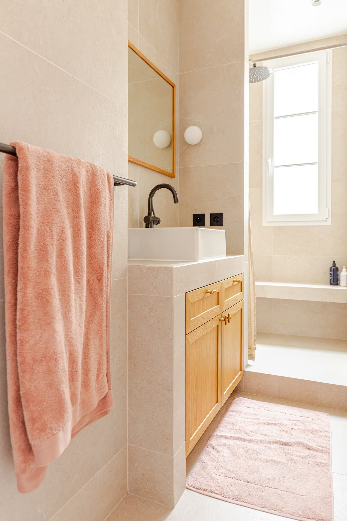 salle de bain avec fenêtre deux-pièces Paris salle de bain avec fenêtre deux-pièces Paris