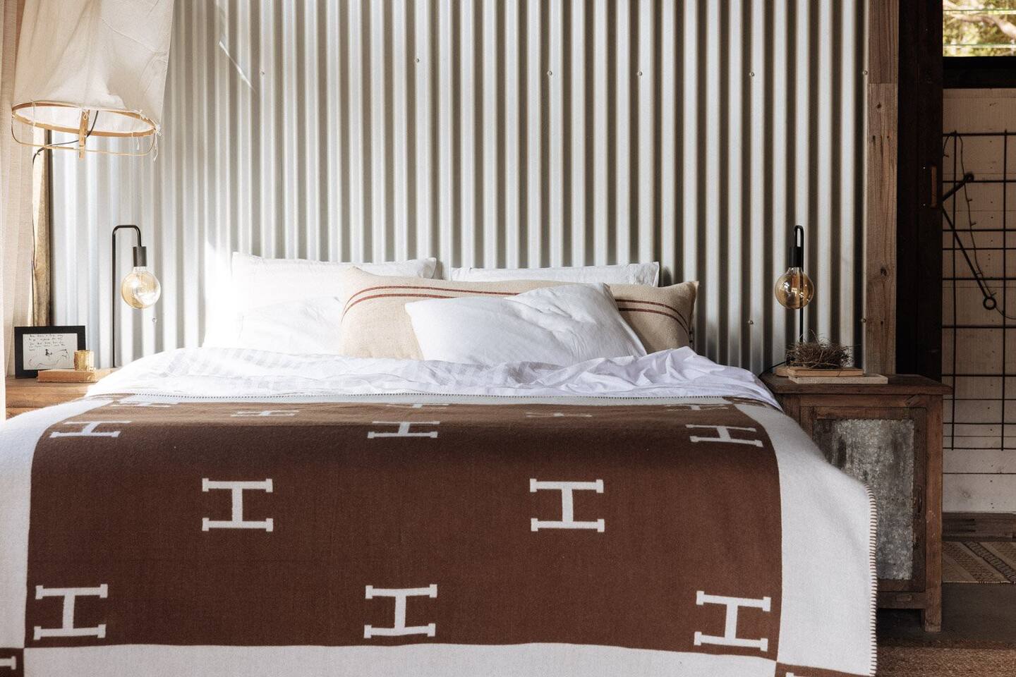 chambre mur métal maison rustique chic Hillview Stables Australie