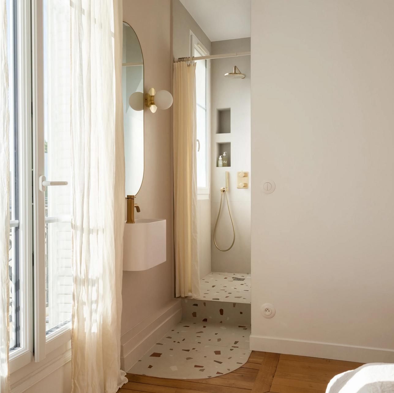 salle de bain sol terrazzo appartement haussmannien Photo: © Cassandre Favaro salle de bain sol terrazzo appartement haussmannien Photo: © Cassandre Favaro
