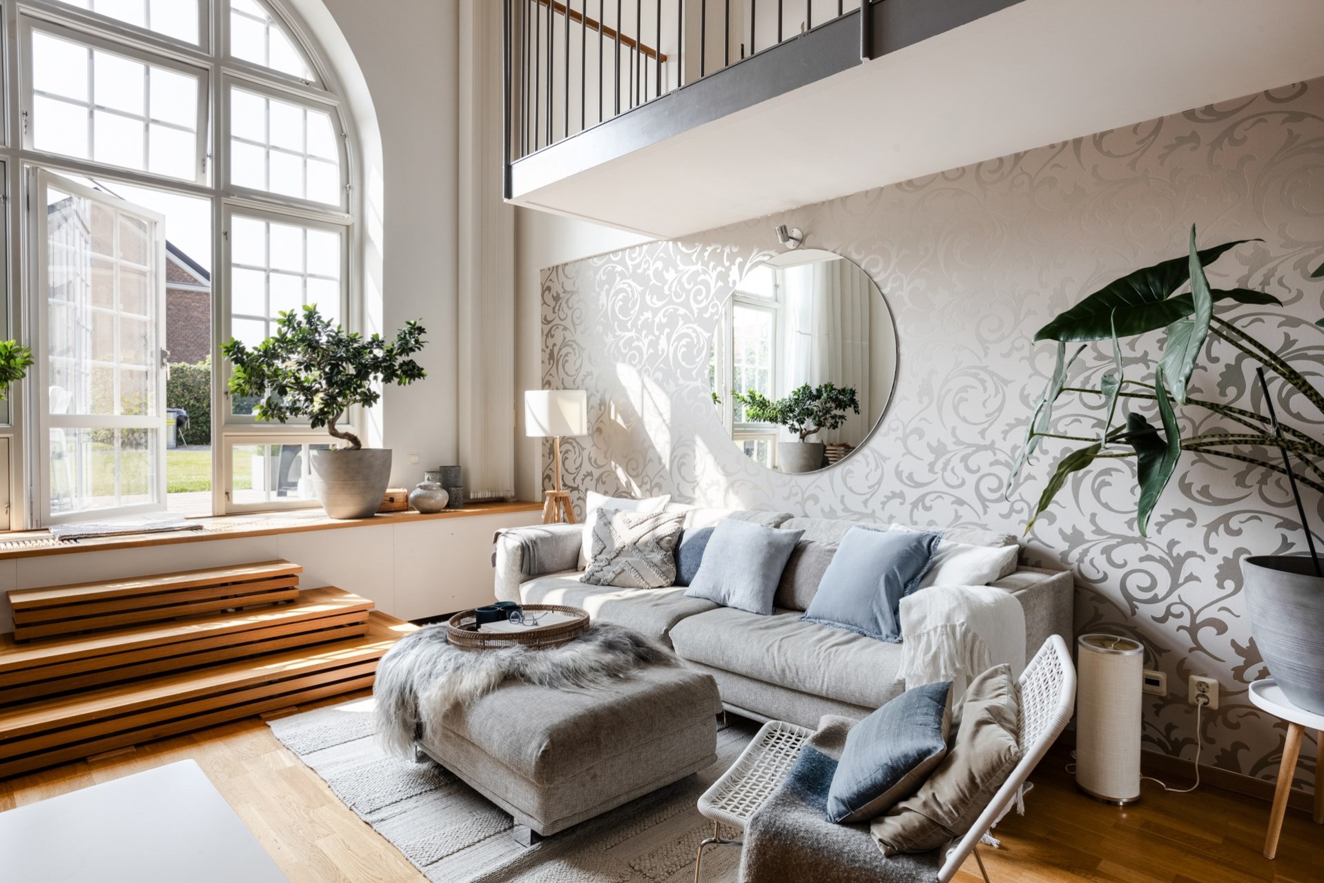salon avec fenêtre cintrée et mezzanine appartement en duplex salon avec fenêtre cintrée et mezzanine appartement en duplex