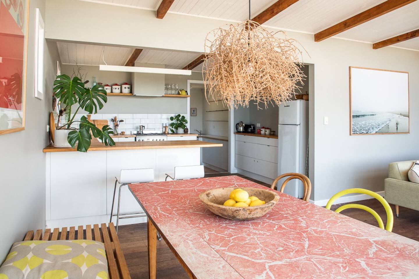 salle à manger décoration contemporaine et vintage Drift Beach Shack Tasmanie
