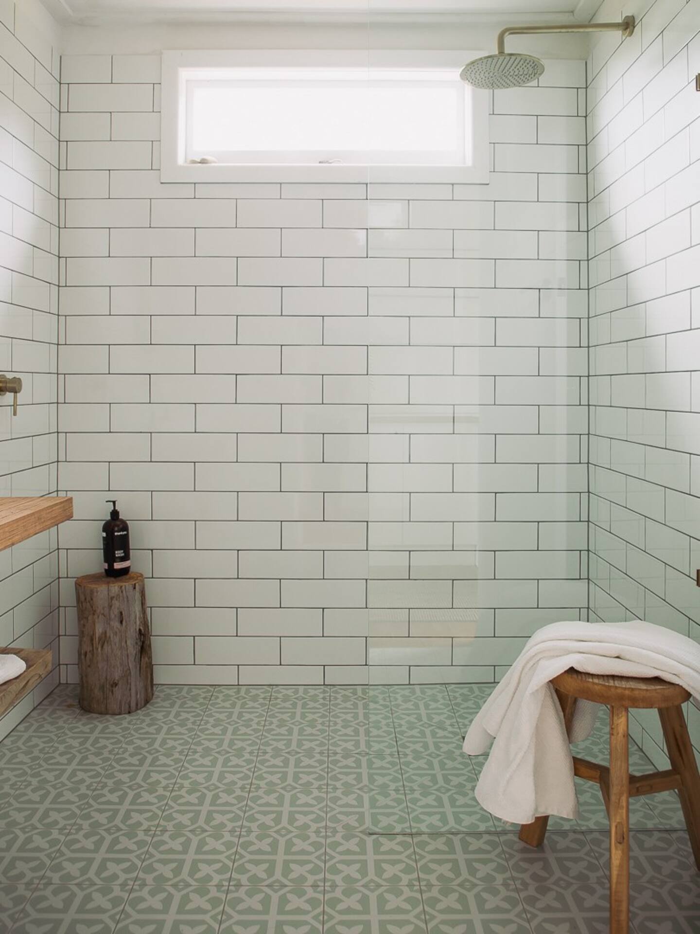 salle de bain douche italienne décoration contemporaine et vintage Drift Beach Shack Tasmanie
