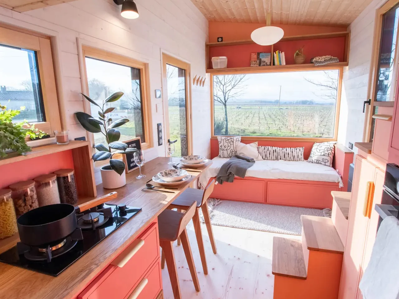 salon et cuisine tiny house française Baluchon salon et cuisine tiny house française Baluchon