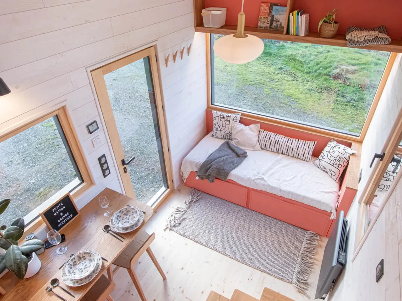 salon et coin repas tiny house française Baluchon salon et coin repas tiny house française Baluchon