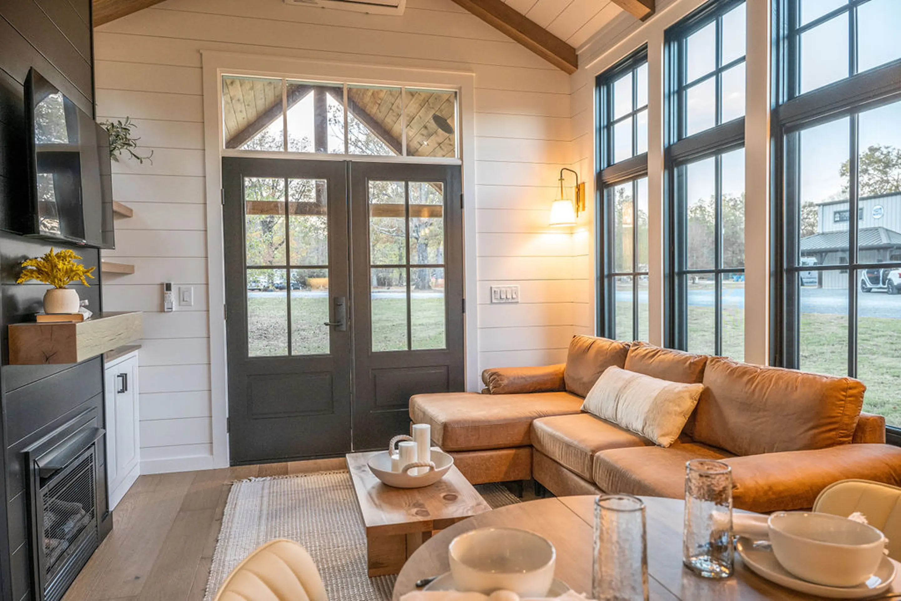 salon petite maison 50m2 Timbercraft Tiny Homes