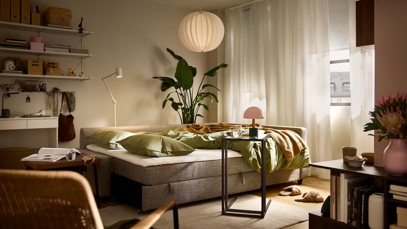 salon avec canapé gris convertible IKEA