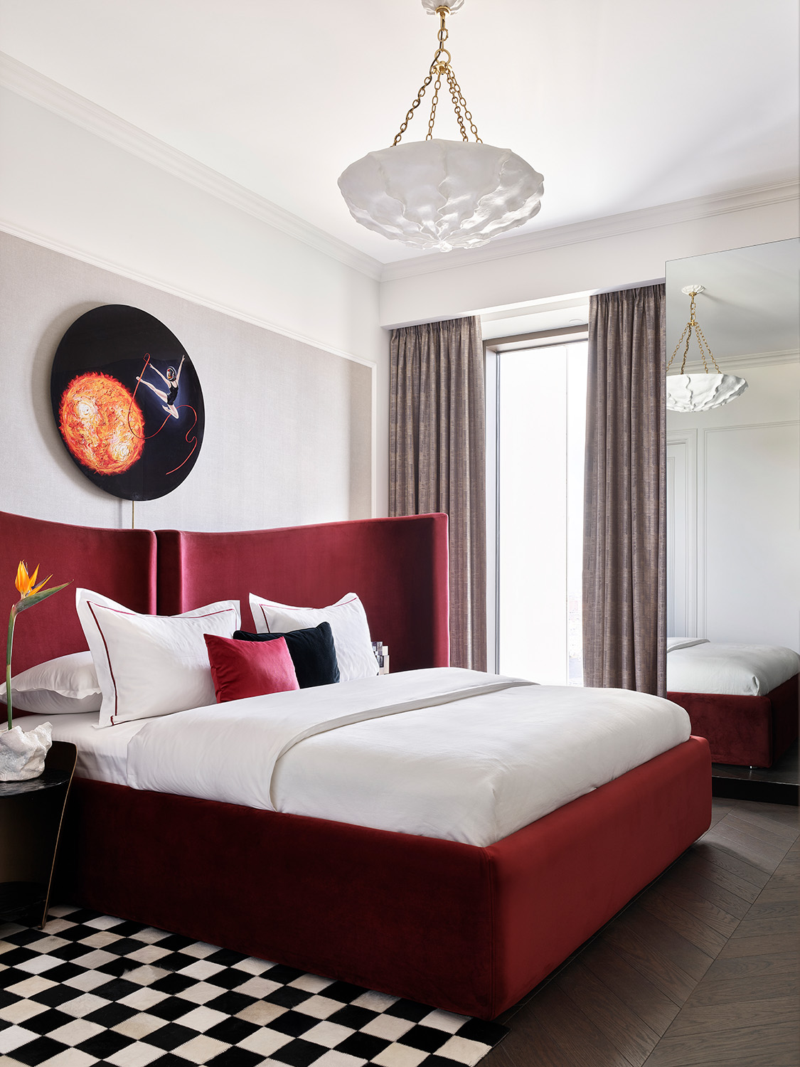 chambre lit velours rouge