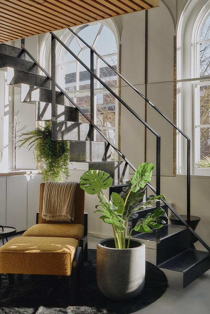 salon avec mezzanine maison de ville Londres dans ancienne chapelle 19e siècle