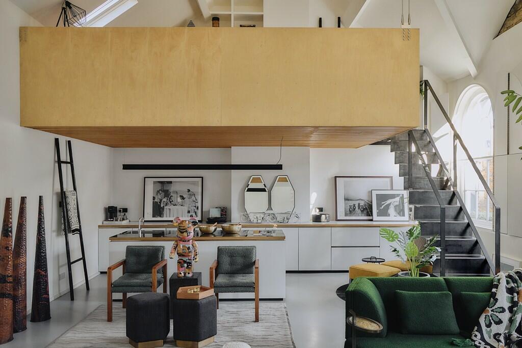salon avec mezzanine maison de ville Londres dans ancienne chapelle 19e siècle
