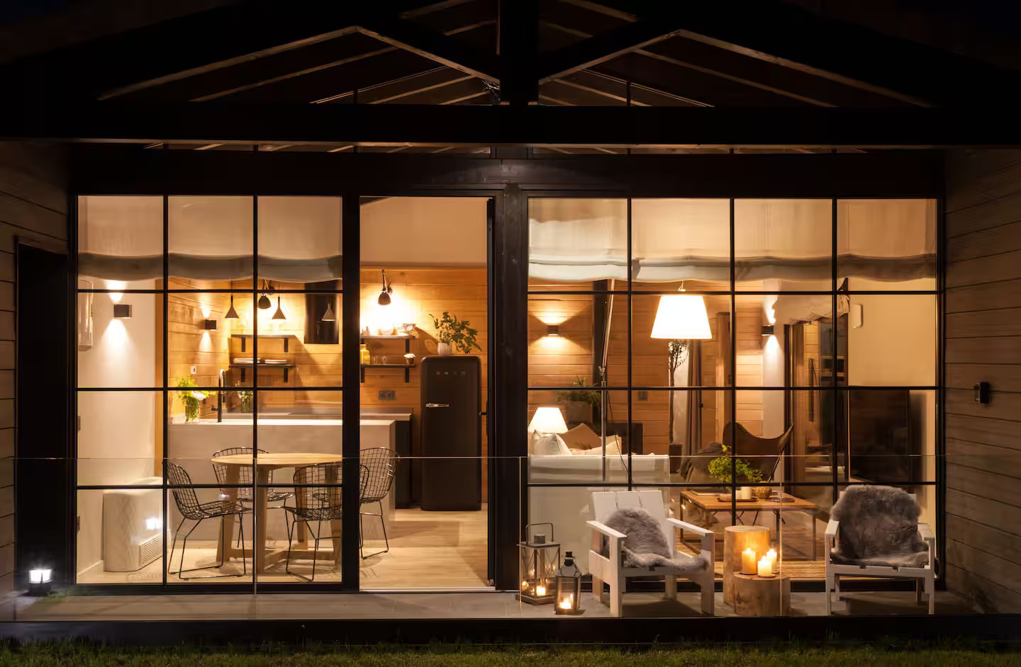 maison avec baies vitrées vue nuit maison avec baies vitrées vue nuit