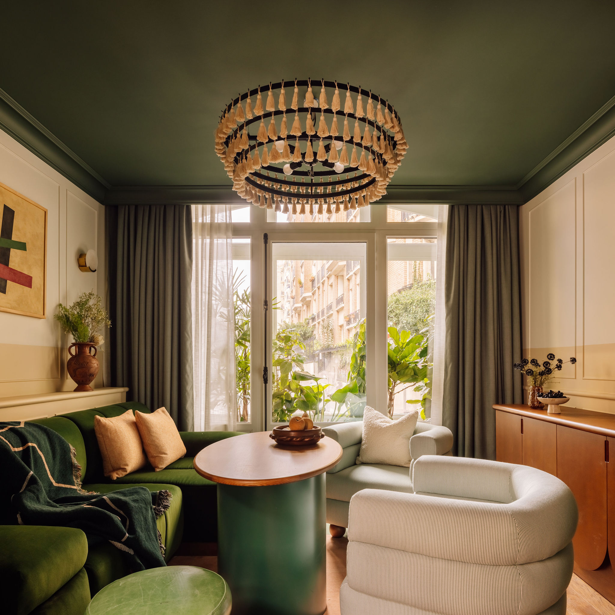 n canapé vert velours appartement Paris 41m2 le Jardin de Verre Photo : © Francisco Nogueira n canapé vert velours appartement Paris 41m2 le Jardin de Verre Photo : © Francisco Nogueira