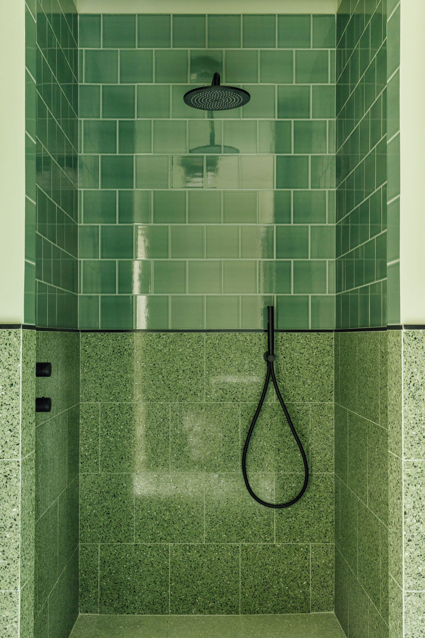 salle de bain verte appartement Paris le Jardin de Verre Photo : © Francisco Nogueira salle de bain verte appartement Paris le Jardin de Verre Photo : © Francisco Nogueira