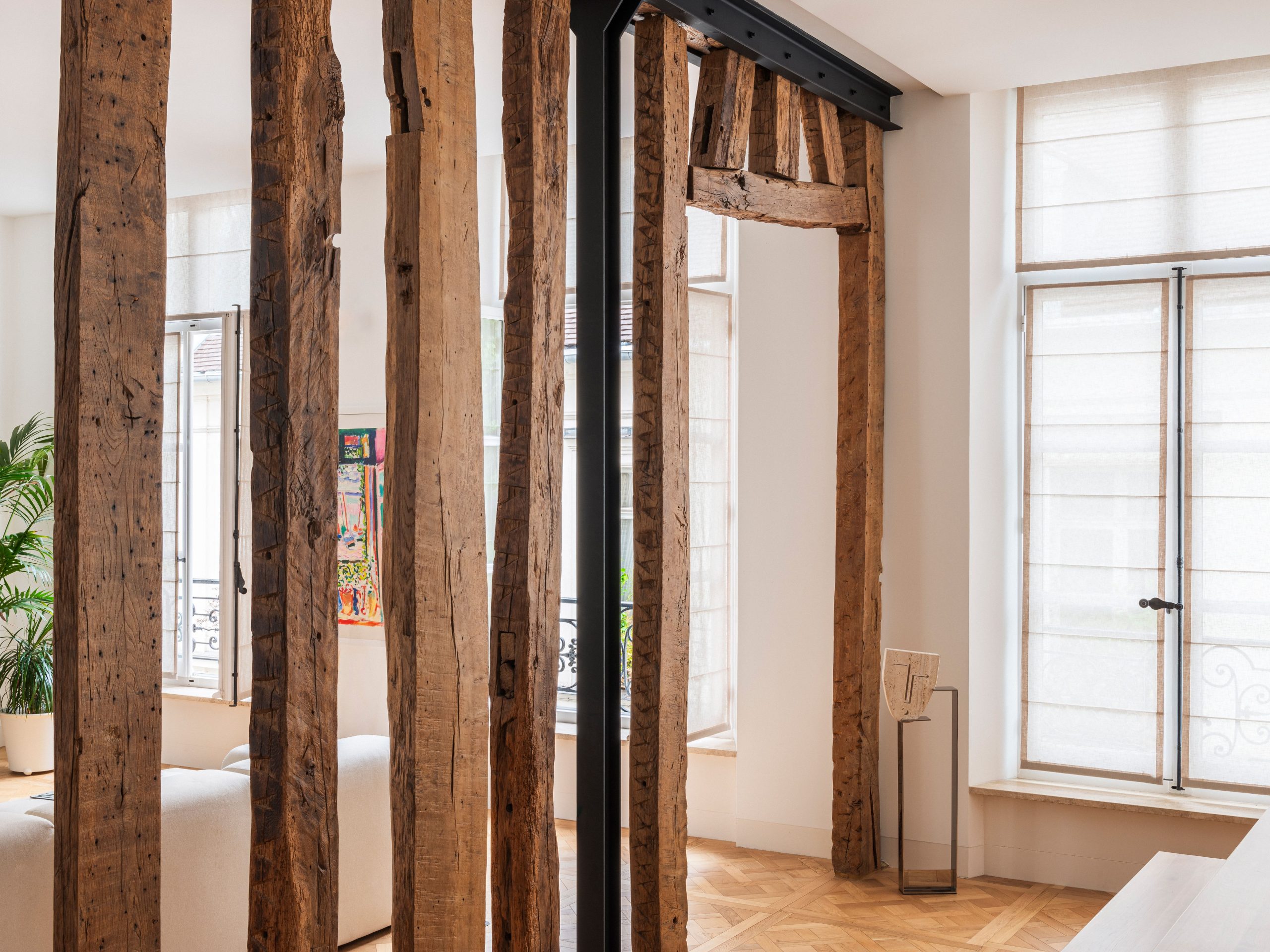 salon avec poutres appartement rénové Photo : © Pierre Emmanuel Faivre salon avec poutres appartement rénové Photo : © Pierre Emmanuel Faivre