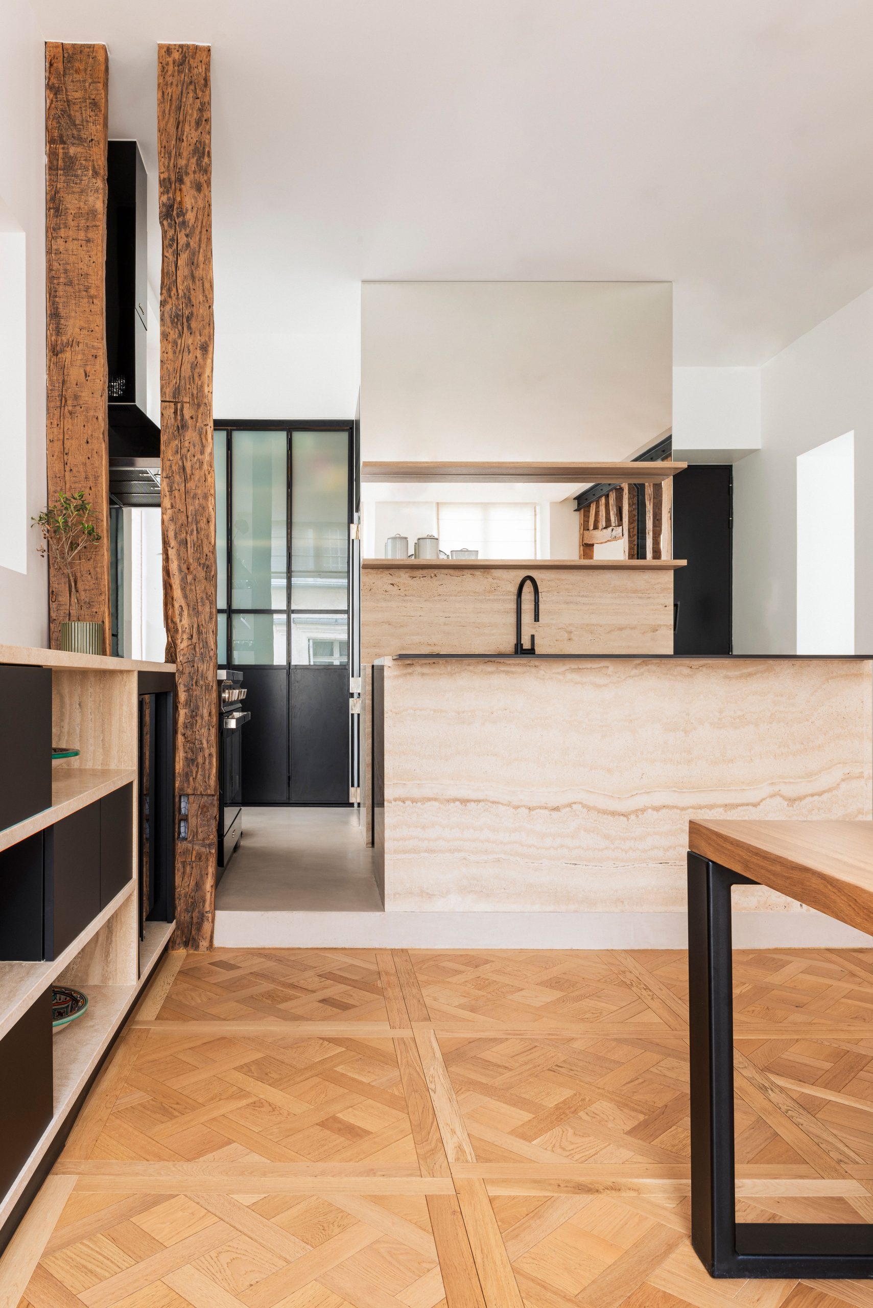 cuisine ouverte avec poutres appartement rénové Photo : © Pierre Emmanuel Faivre cuisine ouverte avec poutres appartement rénové Photo : © Pierre Emmanuel Faivre